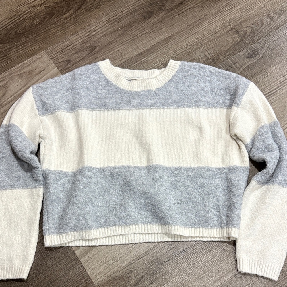 Jessica Simpson Gray and Cream Women's Sweater